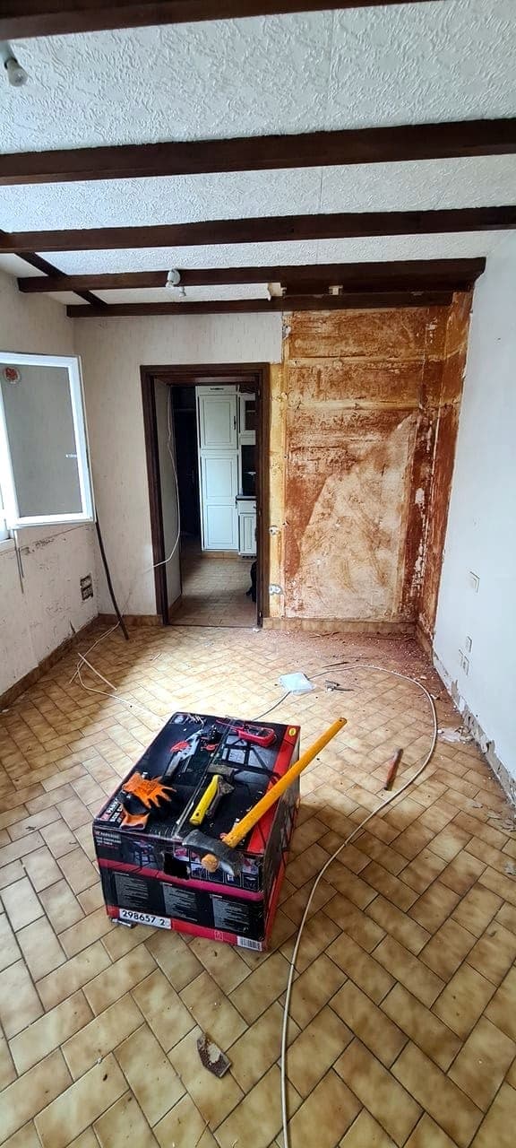 Chambre avant travaux à Longjumeau, poutres et carrelage d'origine