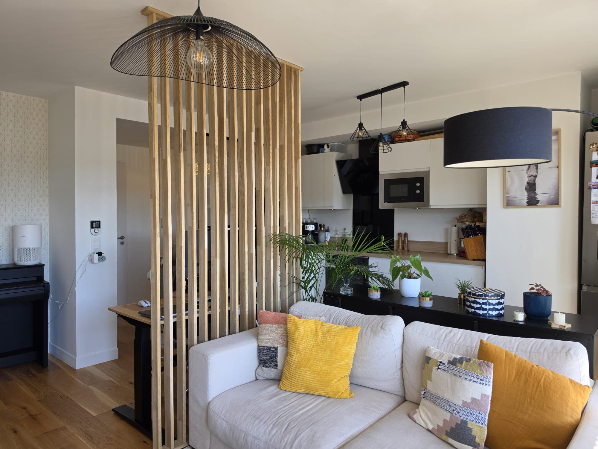Séjour rénové avec claustra en bois et cuisine ouverte, appartement à Palaiseau